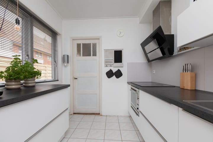 Photo 10 of Wassenberghstraat 18