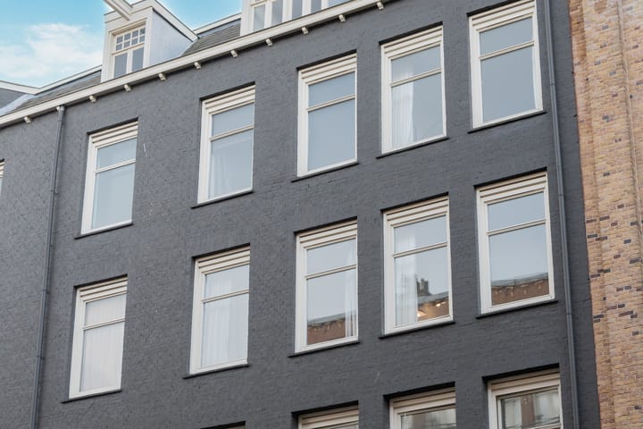 Photo 6 of Jan van Riebeekstraat 3-2