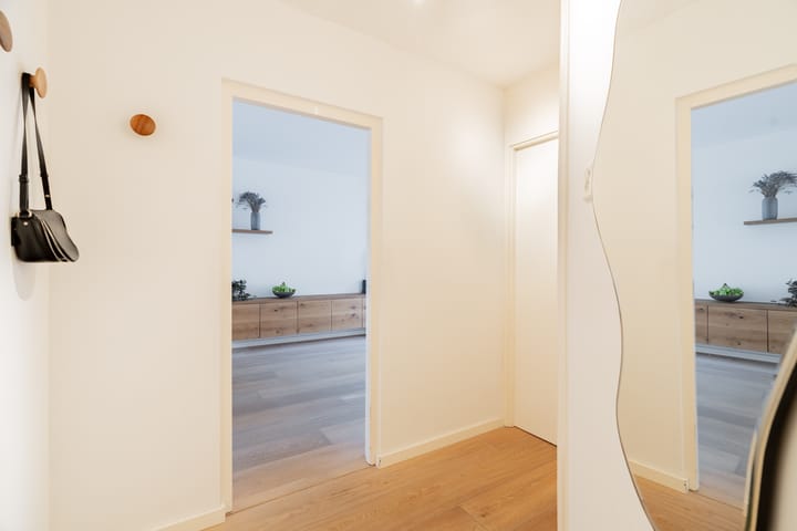 Photo 7 of Jan van Riebeekstraat 3-2