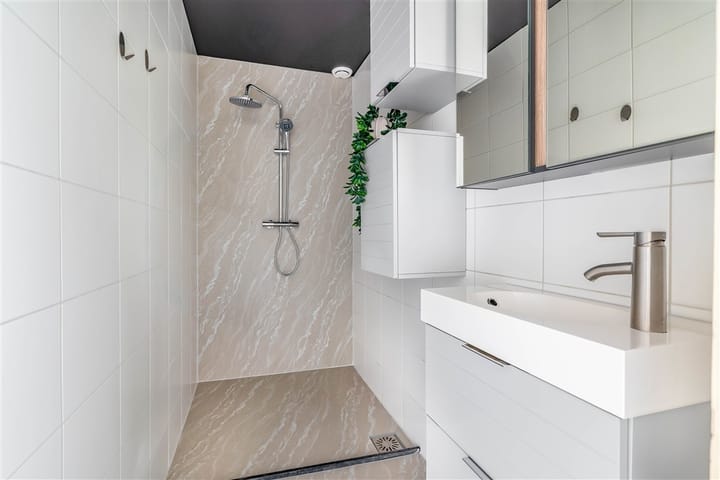 Photo 5 of Schoenerstraat 75