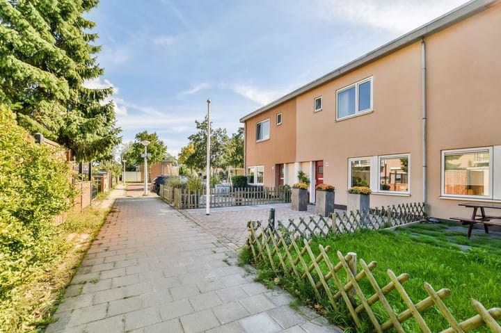 Photo 4 of Amandelstraat 28