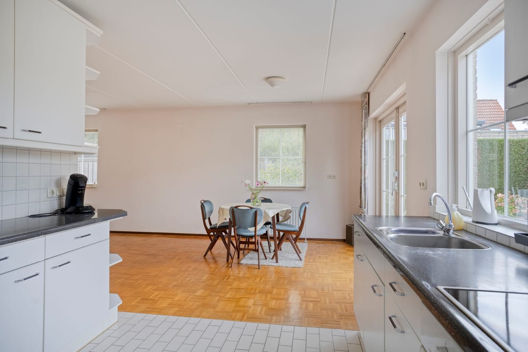 Foto 11 van van Heeckerenweg 3