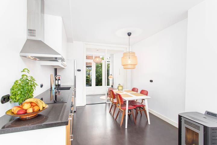 Photo 2 of De Lessepsstraat 69