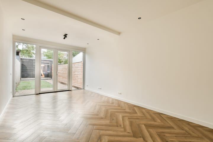 Photo 11 of Prins Hendrikstraat 12