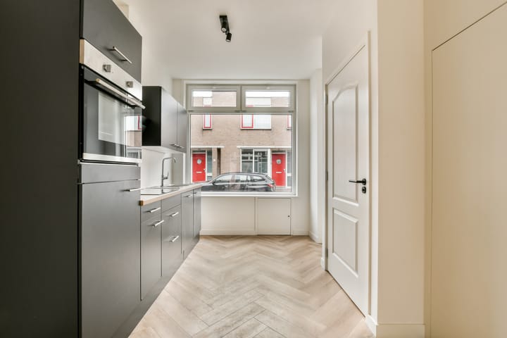 Photo 14 of Prins Hendrikstraat 12