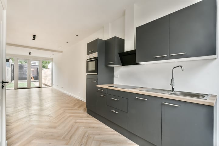 Photo 15 of Prins Hendrikstraat 12