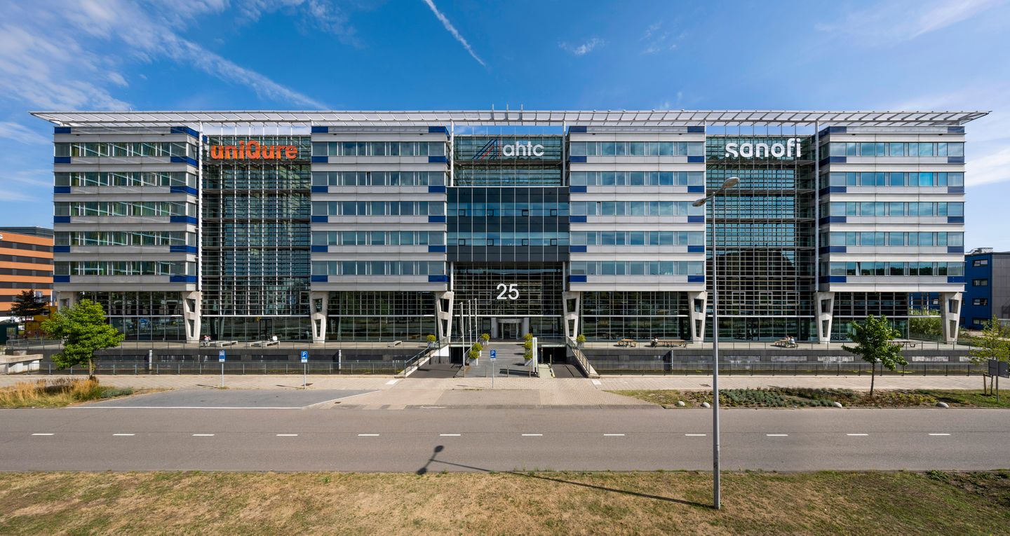 View photo 2 of Paasheuvelweg 25-A