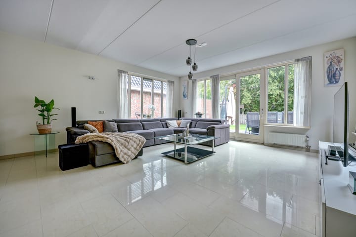 Photo 11 of Zwanebloem 47