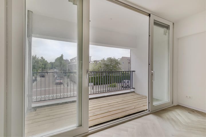 Photo 3 of Detmoldstraat 1