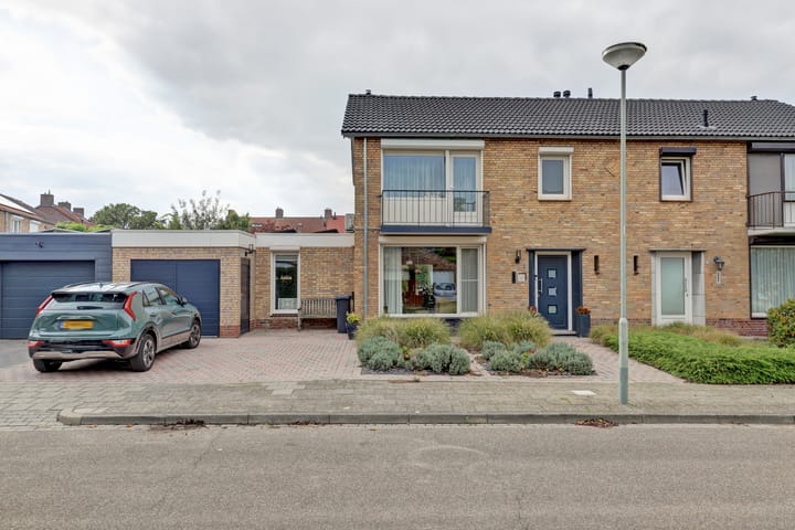 Foto 1 van Burgemeester Claessenstraat 1