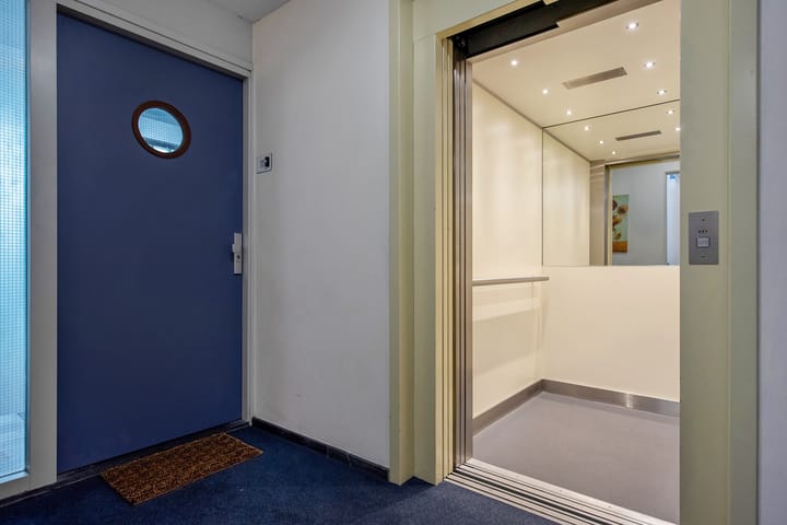 Photo 6 of Vaandelstraat 11