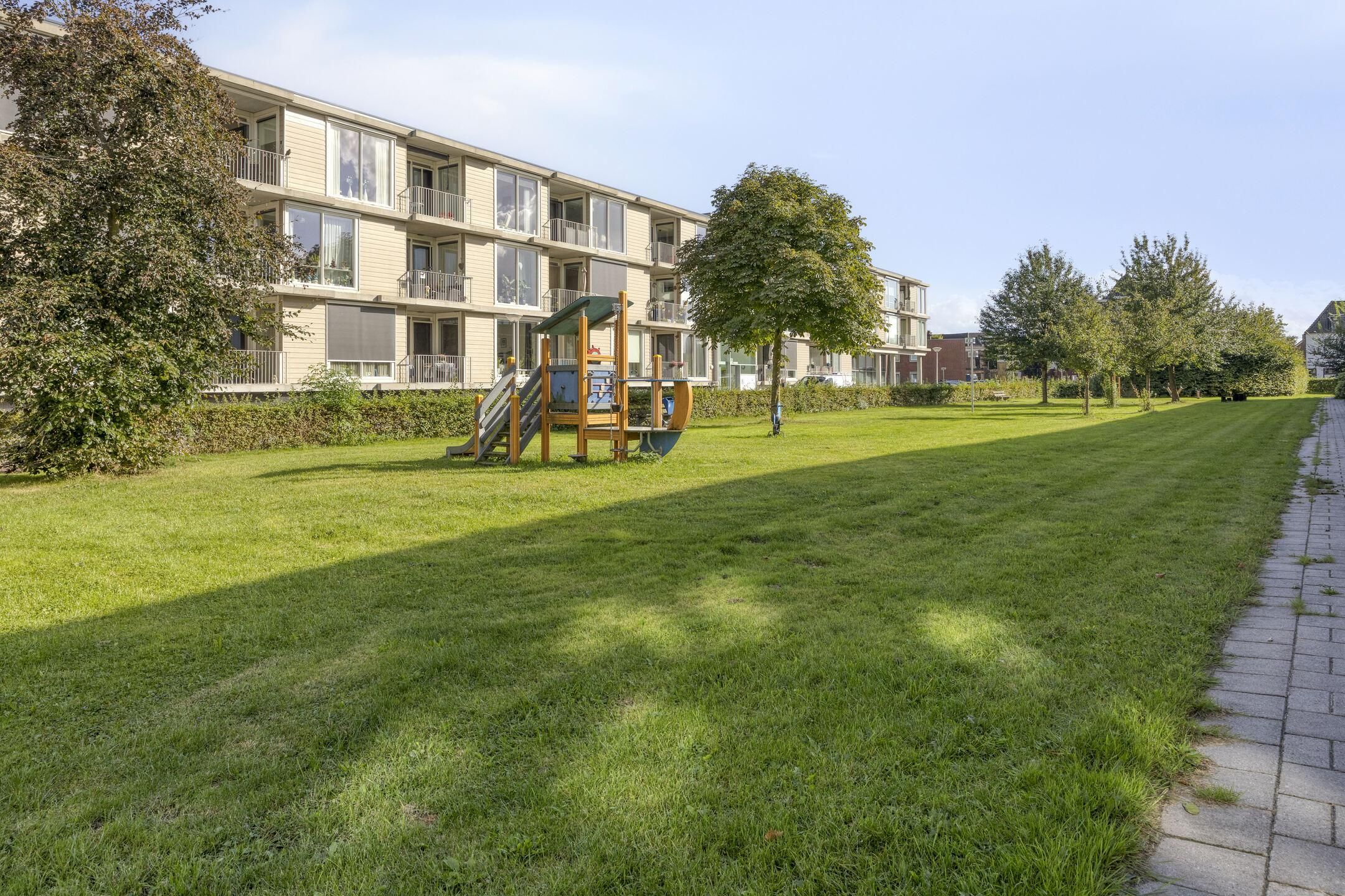 Photo 21 of Spaarbankstraat 32