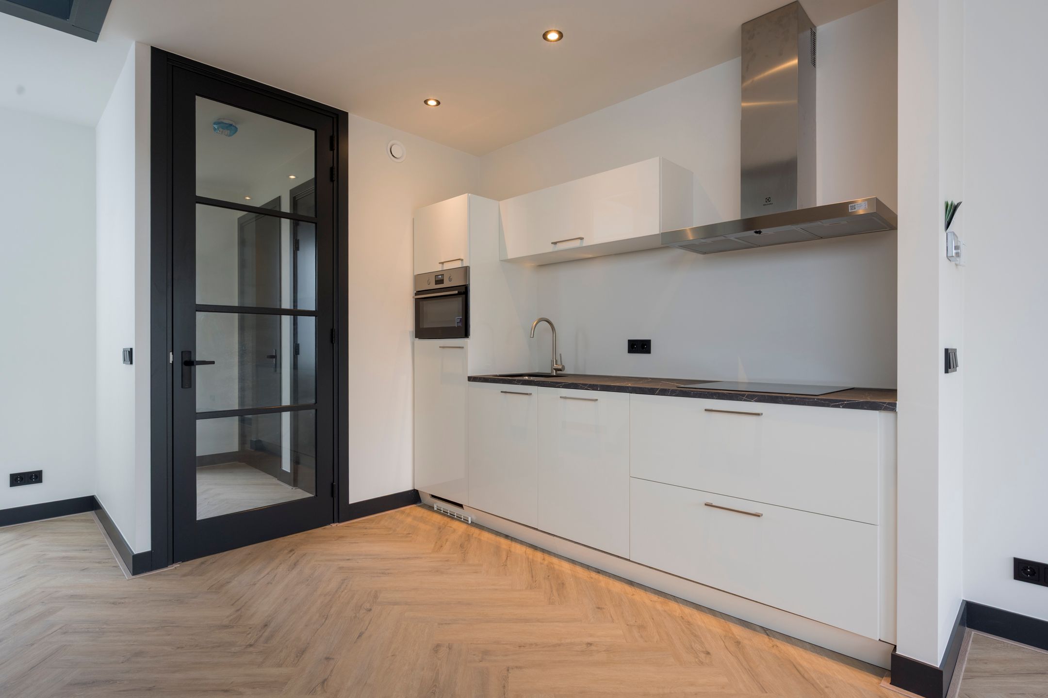 Photo 9 of Van Tuyllstraat 8-B