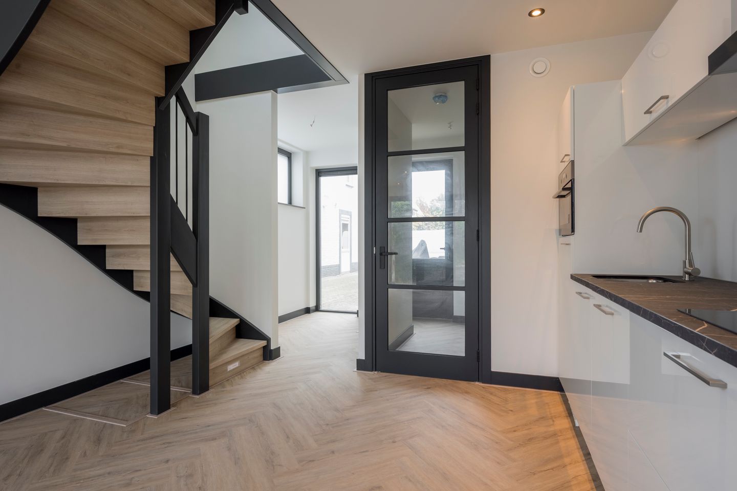 Photo 10 of Van Tuyllstraat 8-B