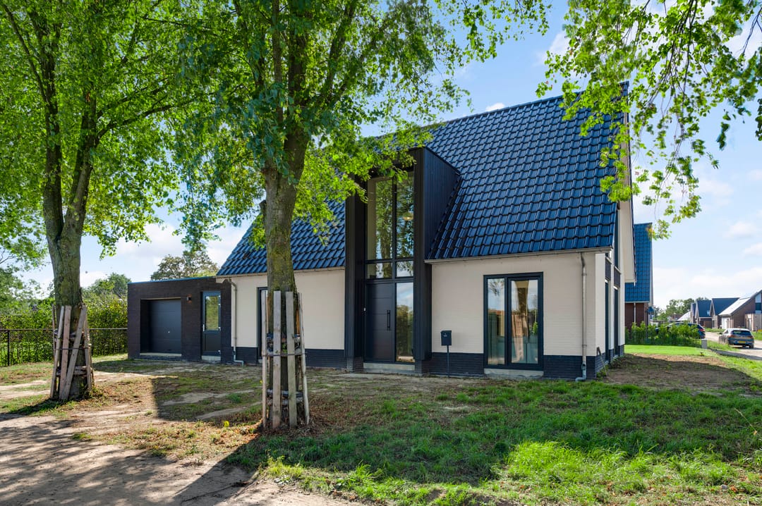 Photo 2 of Lewieze 30