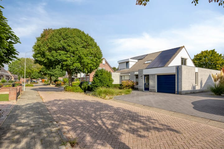 Photo 4 of Kamillestraat 21