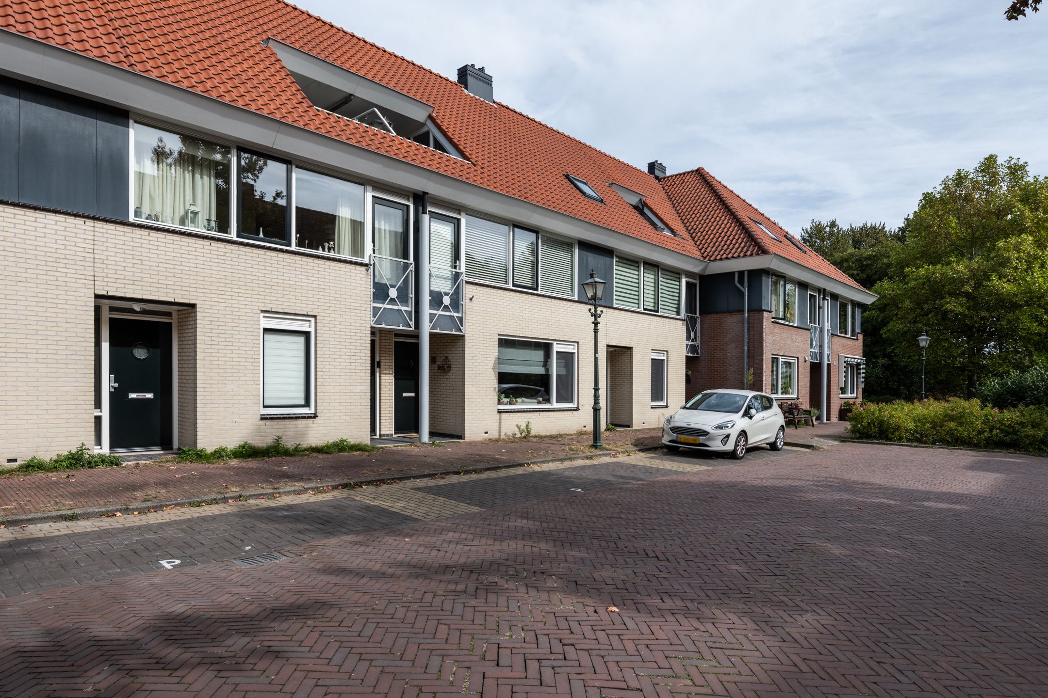 Photo 3 of Warmoezenierstraat 24