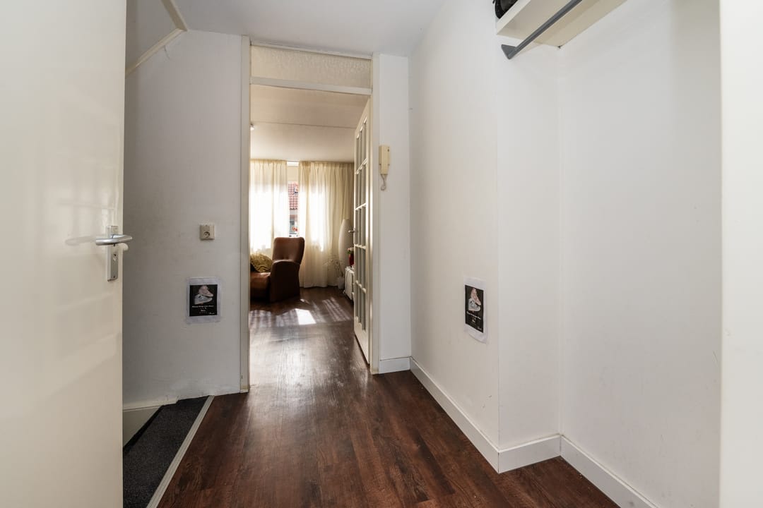 Photo 7 of Warmoezenierstraat 24