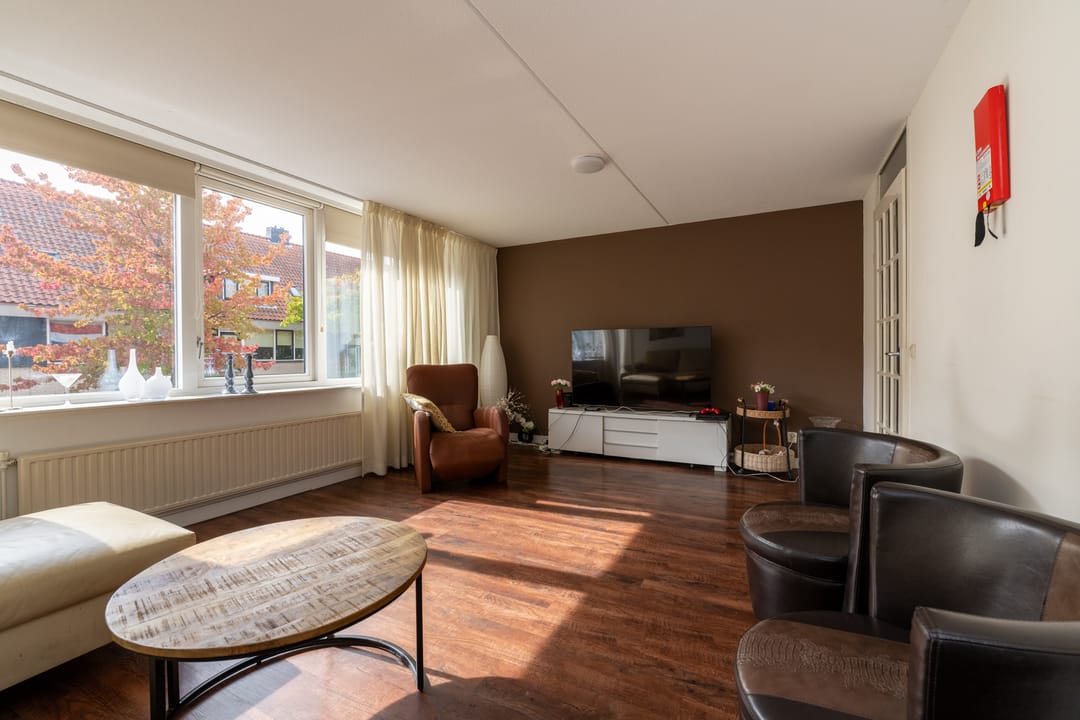 Photo 11 of Warmoezenierstraat 24