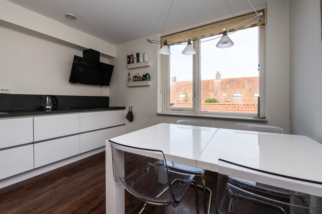 Photo 13 of Warmoezenierstraat 24