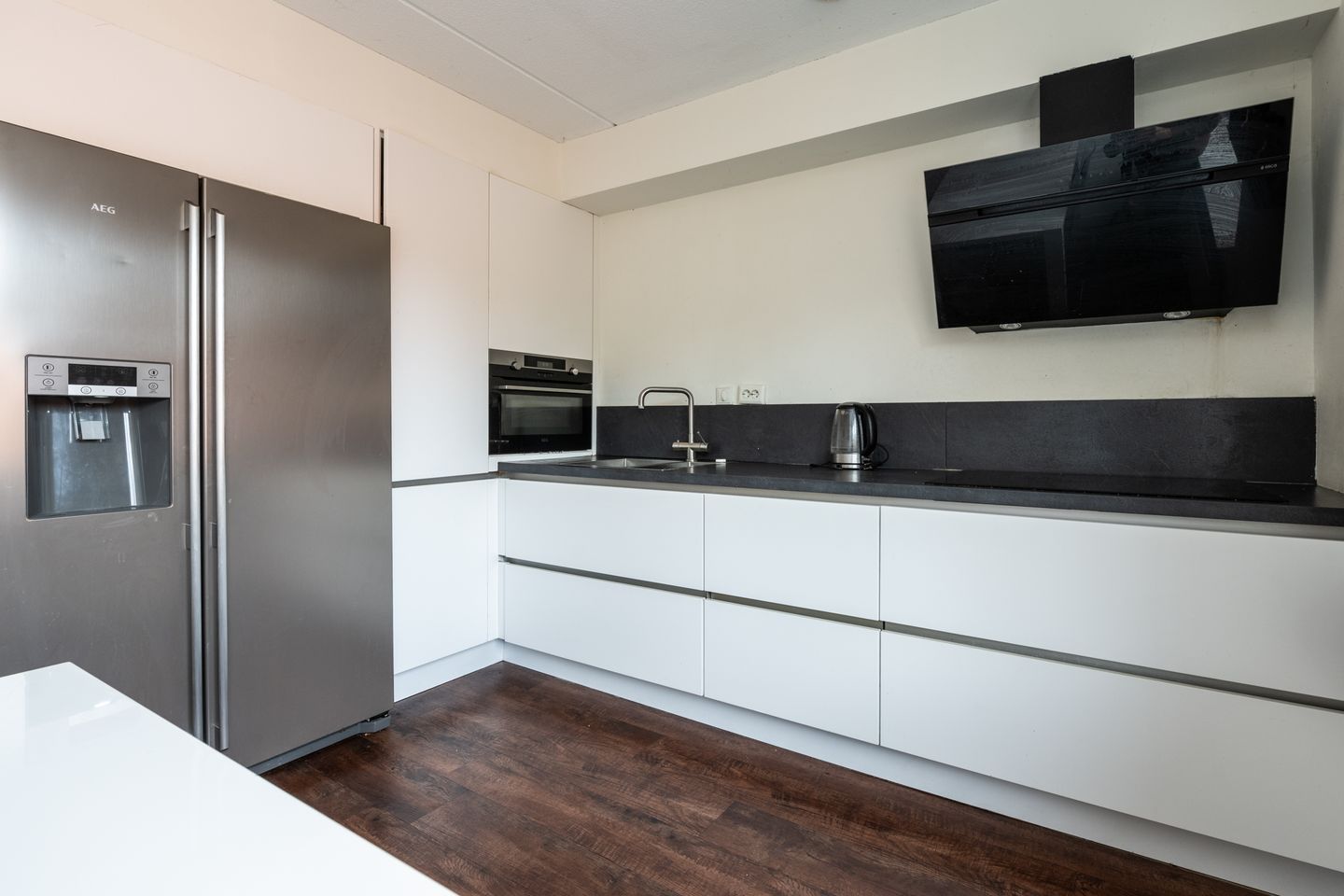Photo 14 of Warmoezenierstraat 24