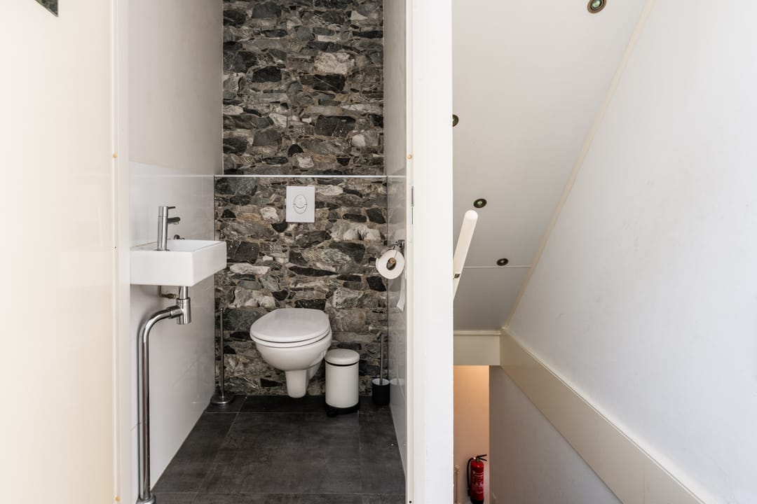 Photo 16 of Warmoezenierstraat 24