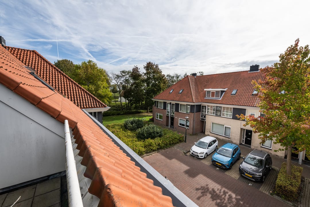 Photo 23 of Warmoezenierstraat 24