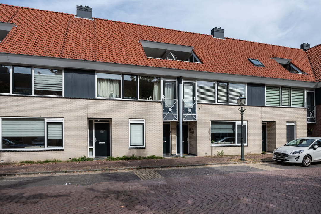 Photo 2 of Warmoezenierstraat 24