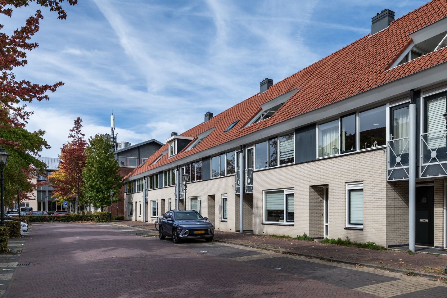 Photo 4 of Warmoezenierstraat 24