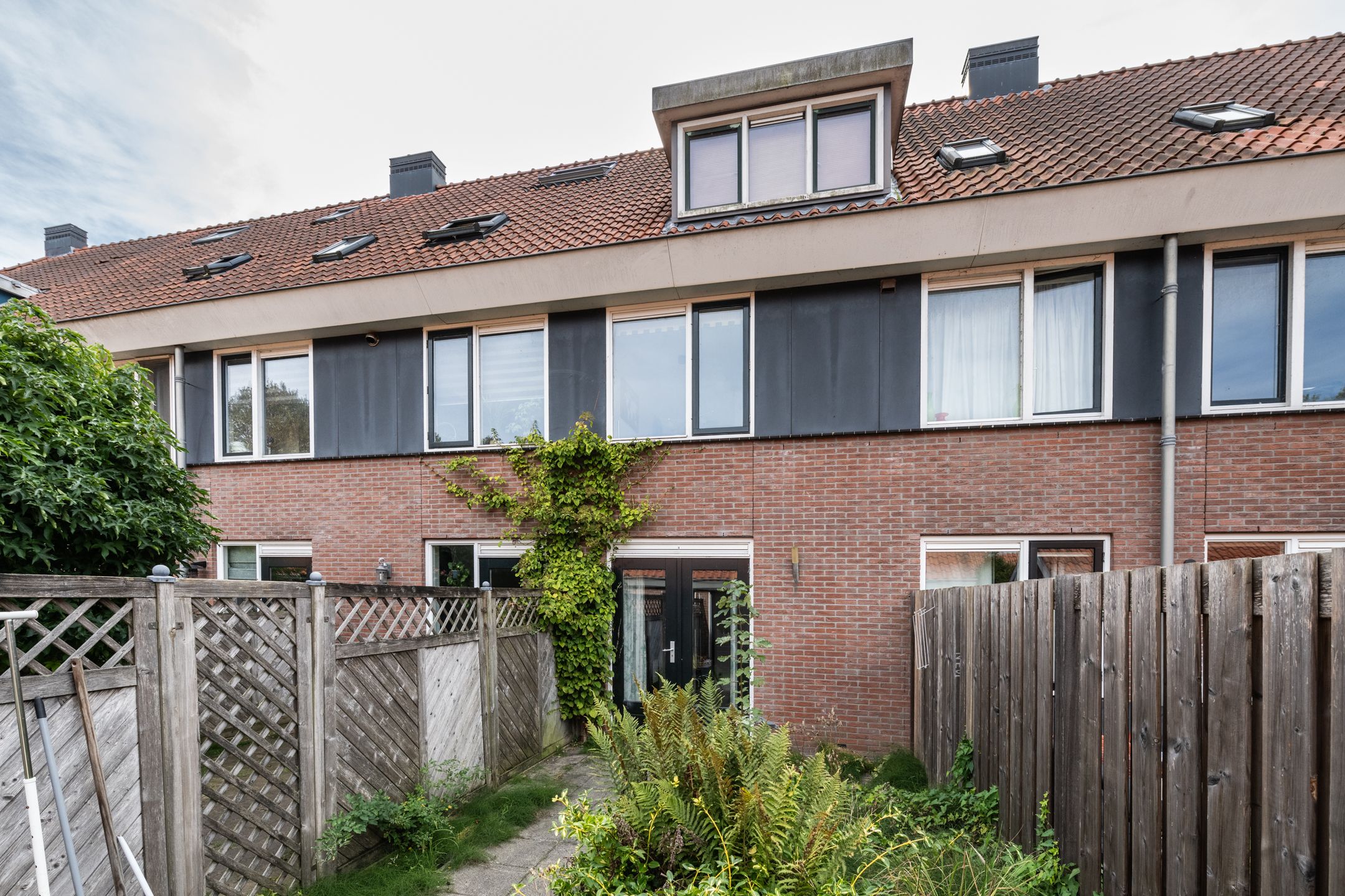 Photo 33 of Warmoezenierstraat 24