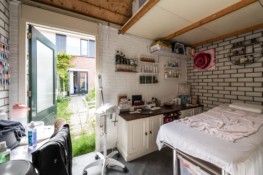 Photo 37 of Warmoezenierstraat 24
