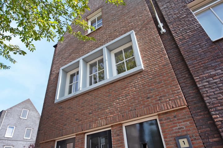 Photo 2 of Uitdamstraat 1