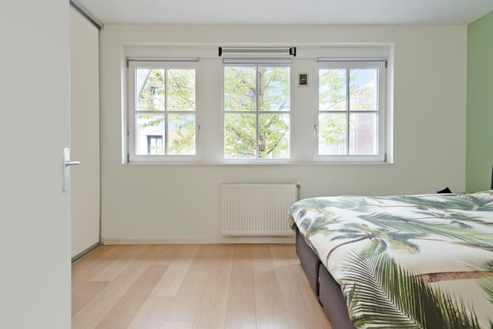 Photo 18 of Uitdamstraat 1