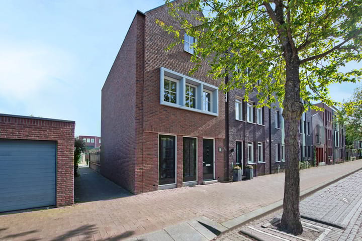Photo 1 of Uitdamstraat 1