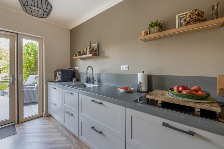 Photo 10 of Alberdingk Thijmstraat 18