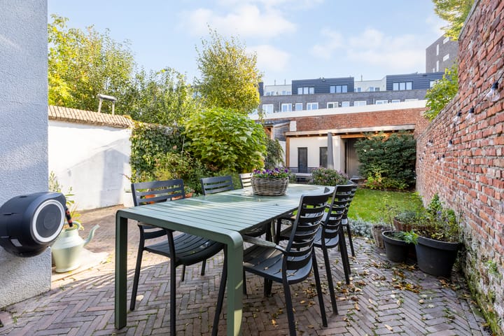 Photo 15 of Bredasestraat 46