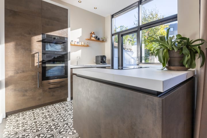 Photo 18 of Bredasestraat 46