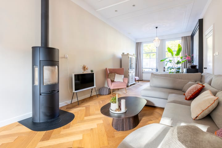 Photo 12 of Bredasestraat 46