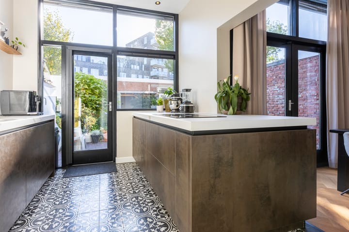 Photo 19 of Bredasestraat 46