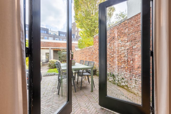 Photo 22 of Bredasestraat 46