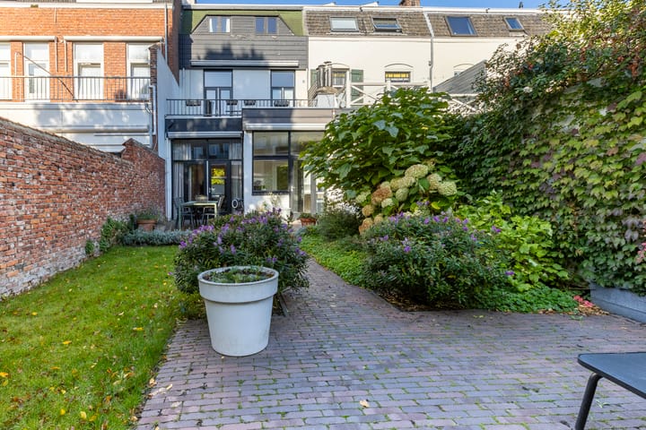 Photo 24 of Bredasestraat 46