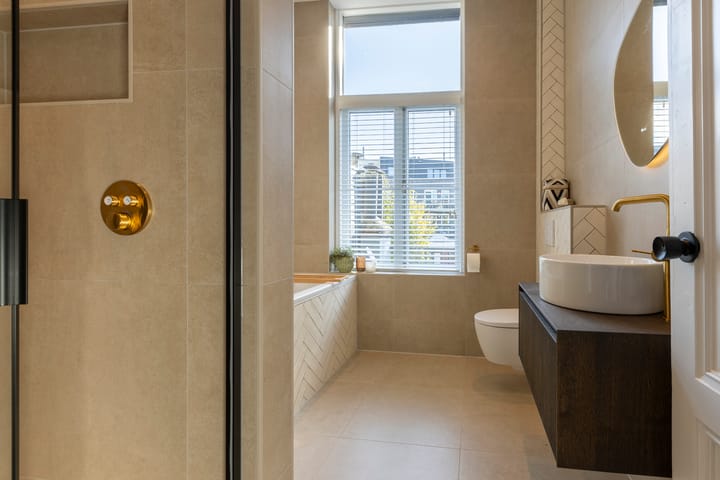 Photo 27 of Bredasestraat 46