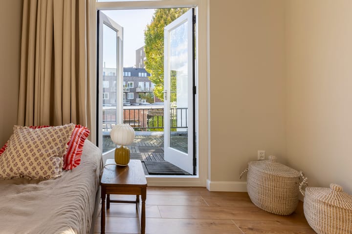 Photo 32 of Bredasestraat 46