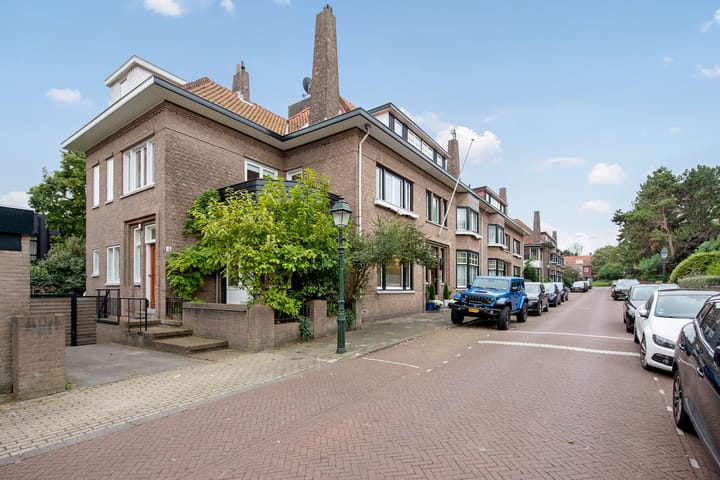 Photo 2 of Van Dorpstraat 4