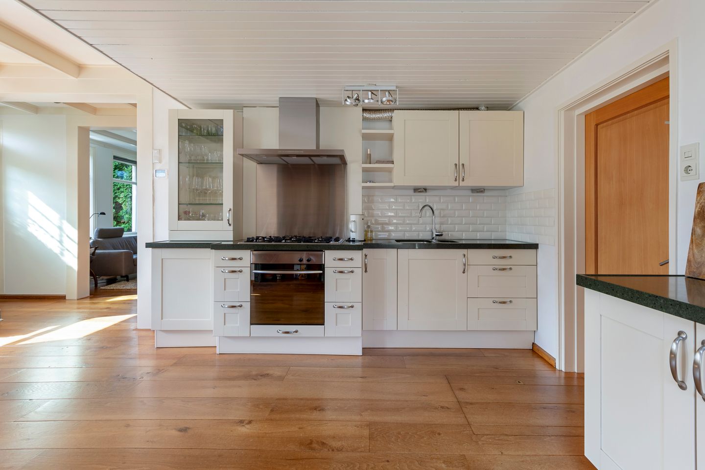 View photo 3 of van Beekstraat 85