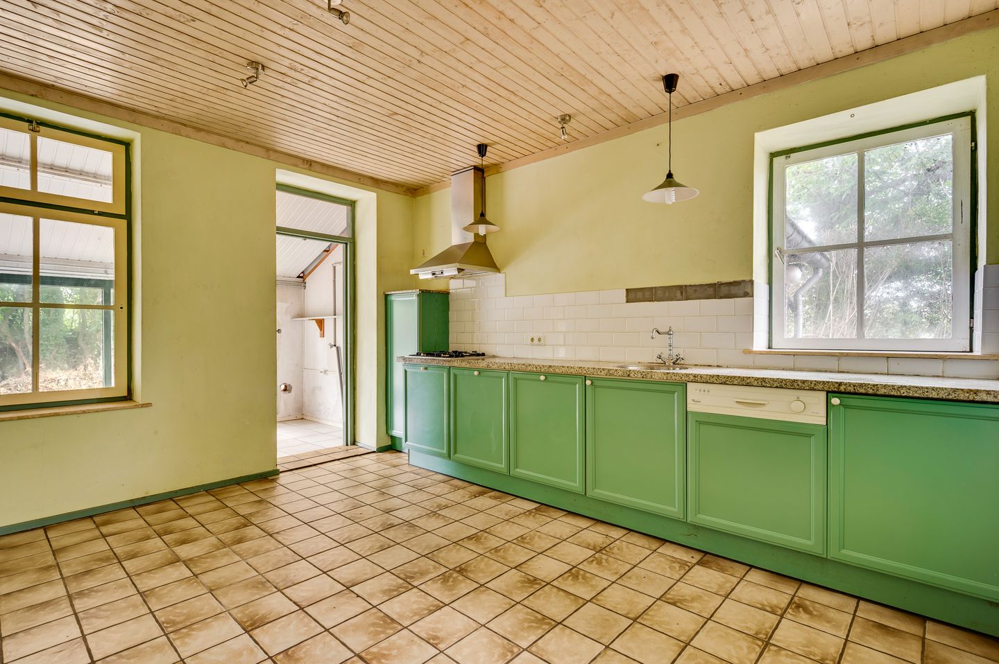 072.jpg?options=width=1440