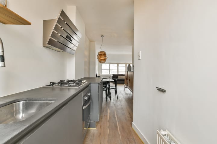 Foto 15 van Van Boetzelaerstraat 17-4