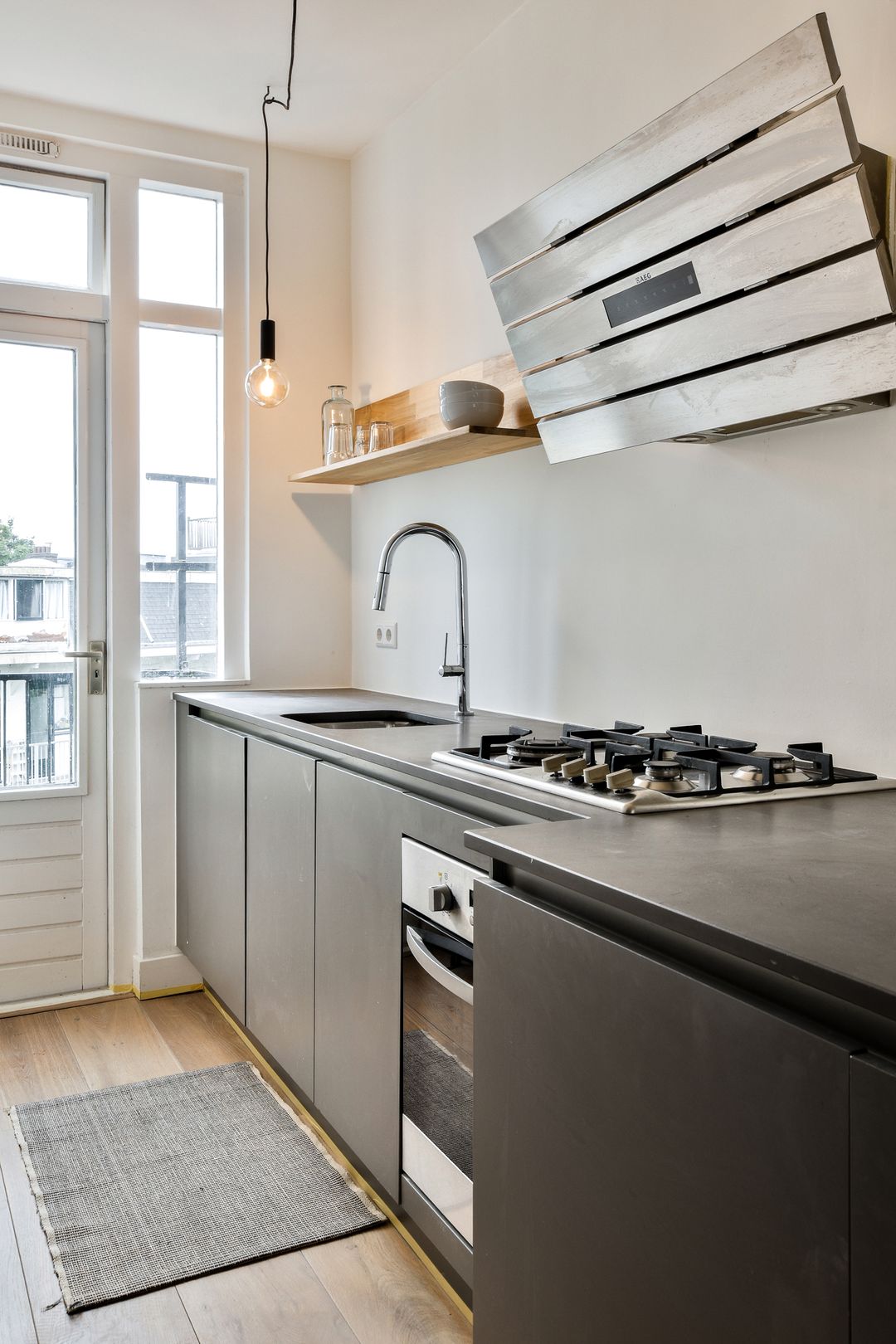 Photo 17 of Van Boetzelaerstraat 17-4