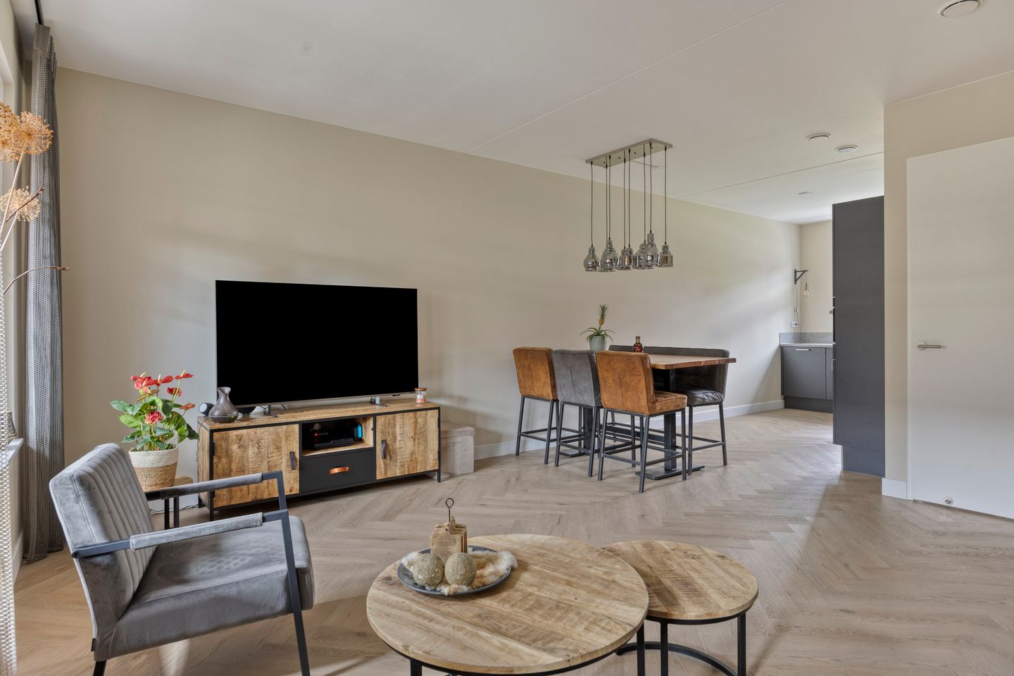 Foto 10 van Weegbree 57