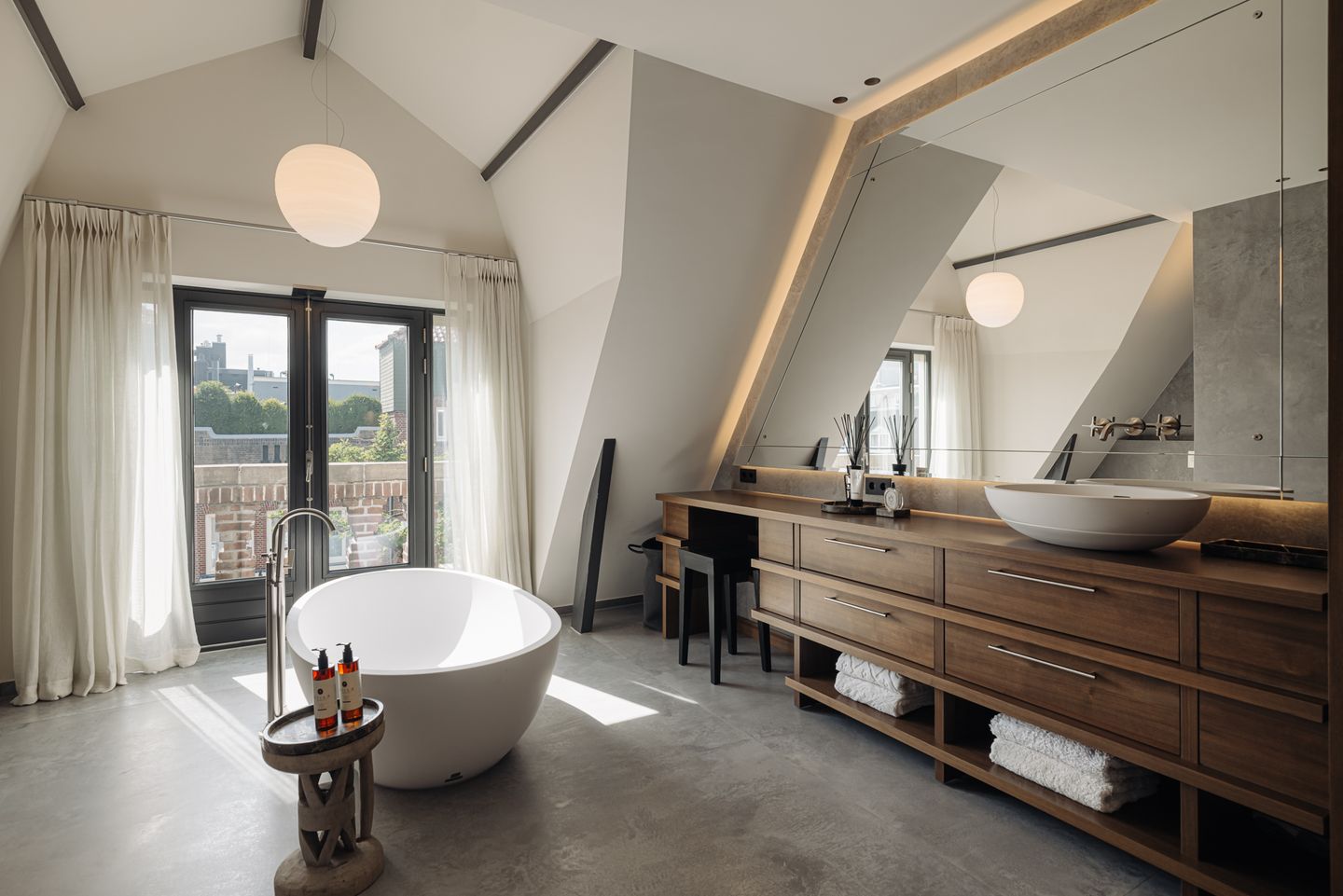 Photo 4 of De Lairessestraat 90-3L